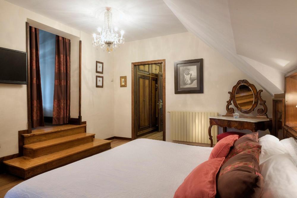 Hotel Palacio Arias