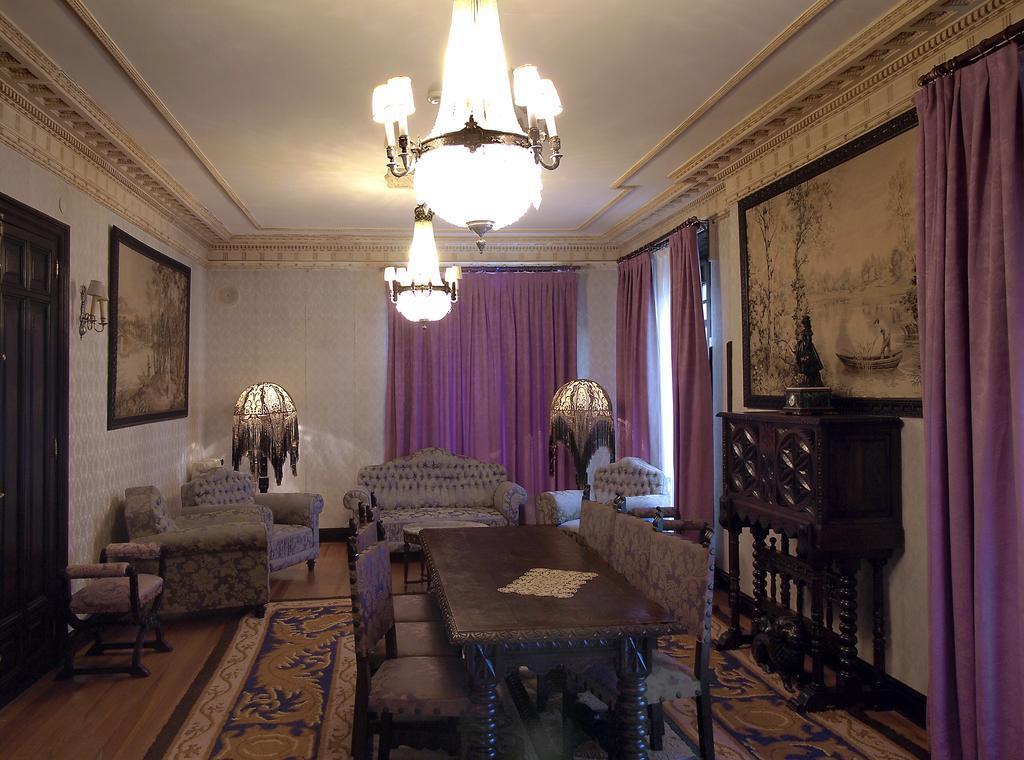 Hotel Palacio Arias